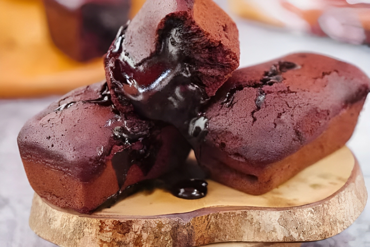 Kue balok lumer cokelat legit, camilan viral kekinian yang simpel.