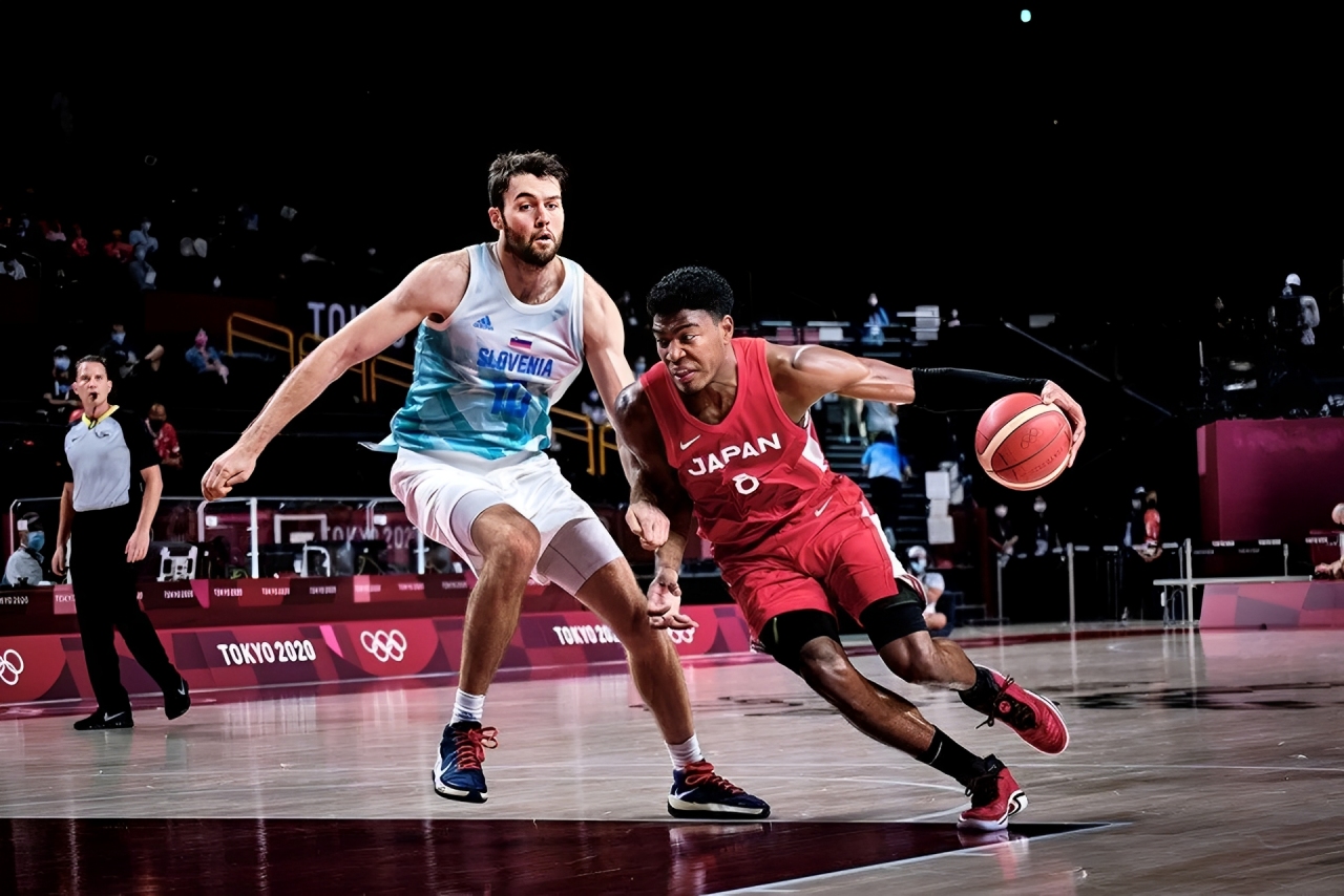 Foto pemain basket sedang melakukan free throw. Teknik tembakan bola basket ini jadi penentu kemenangan tim, wajib kamu kuasai, Cess!