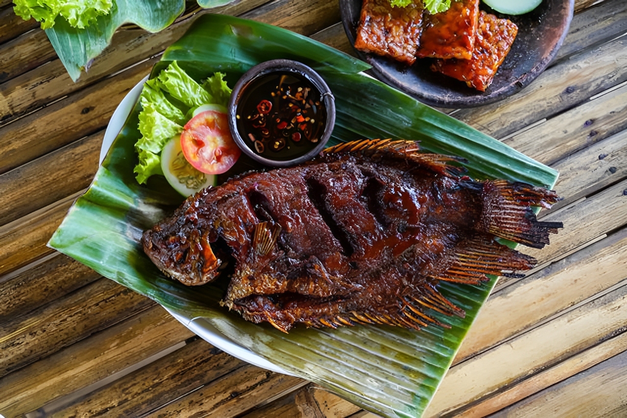 Gambar ikan bakar dengan bumbu marinasi khas warung tenda yang menggugah selera, cocok buat kamu yang cari resep autentik dan mudah.