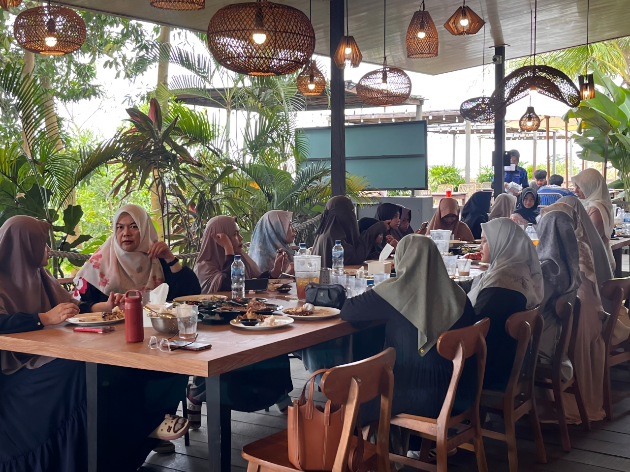 Pengunjung sedang menikmati hidangan di Selaut Seafood Balikpapan.