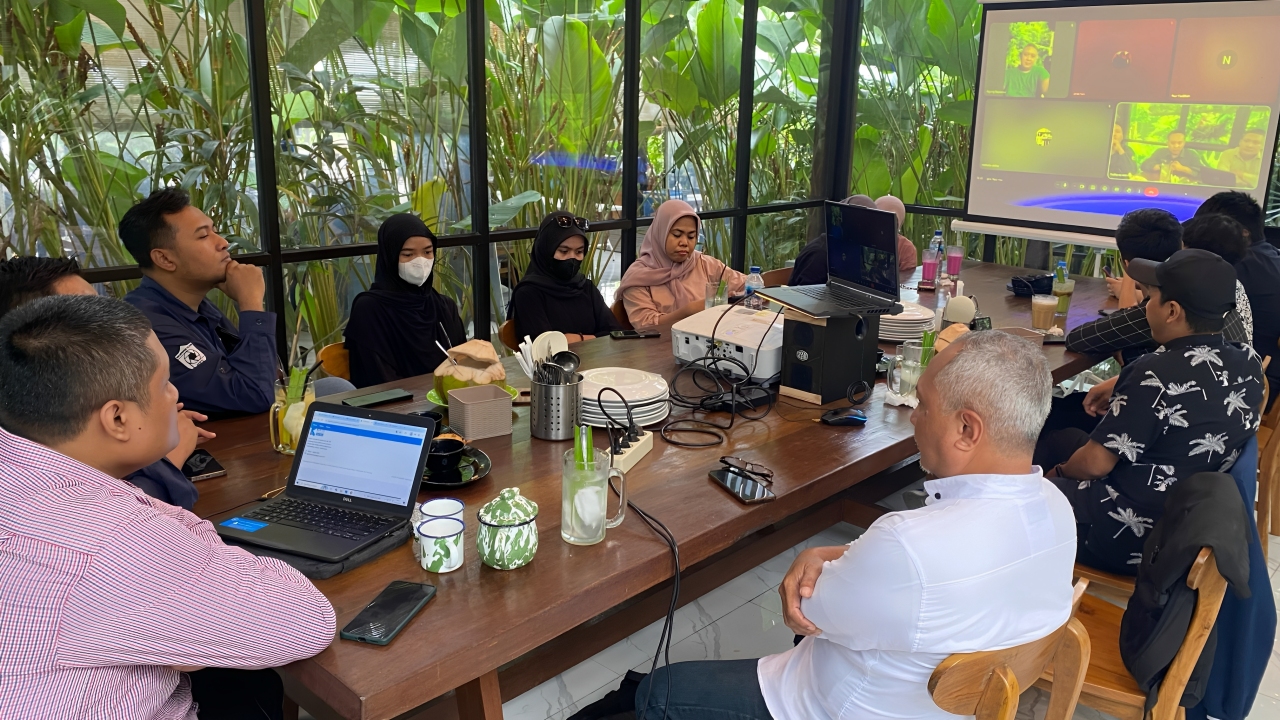 Perusahaan Balikpapan TV sedang melaksanakan rapat di ruang indoor selaut seafood resto.