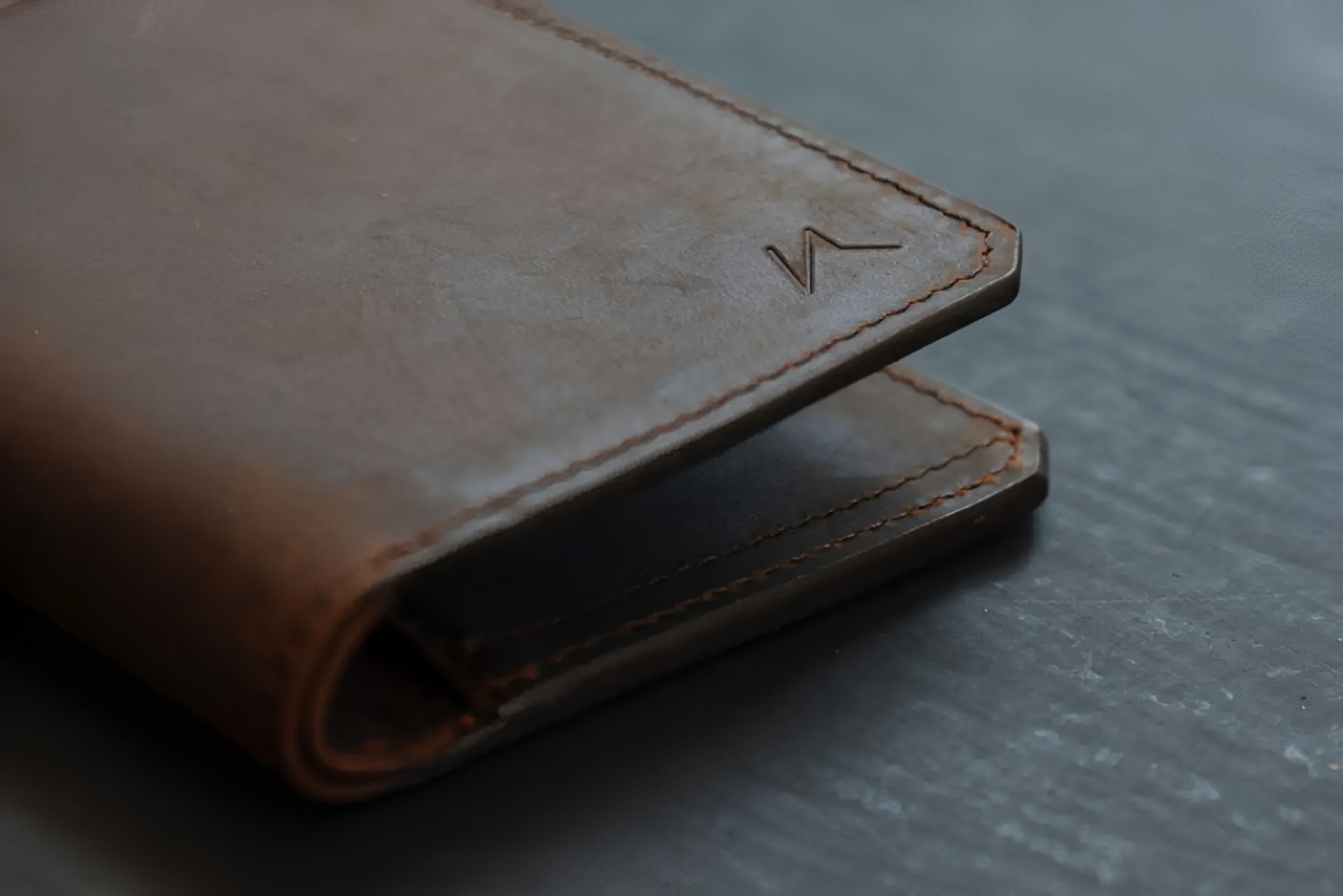 Bingung pilih dompet cowok? Kenali 3 jenis dompet pria yang wajib kamu tahu sebelum belanja. Simak info selengkapnya disini Cess!