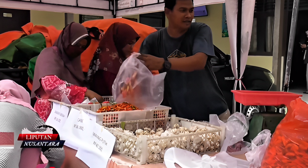 Pasar tradisional Penajam Paser Utara dipenuhi warga berbelanja bawang merah dan cabai, komoditas yang harganya sedang naik.