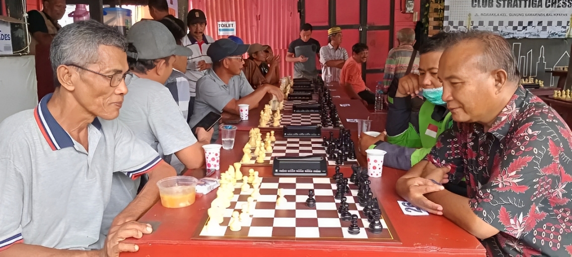 Peserta turnamen catur non-master di ST3 Chess Club Balikpapan.