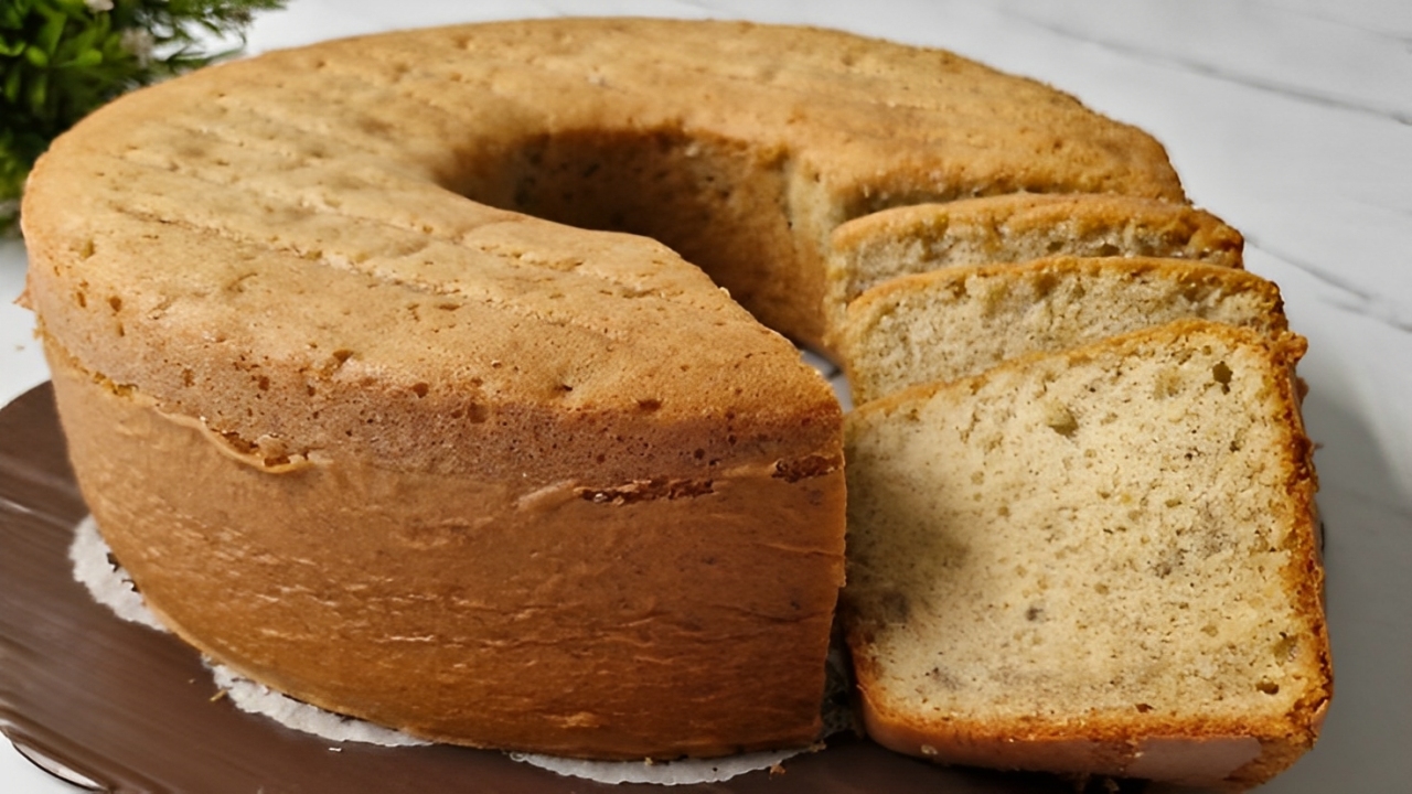 Bolu pisang kukus empuk dengan 3 bahan utama jadi camilan kekinian, cocok dicoba siapa aja!