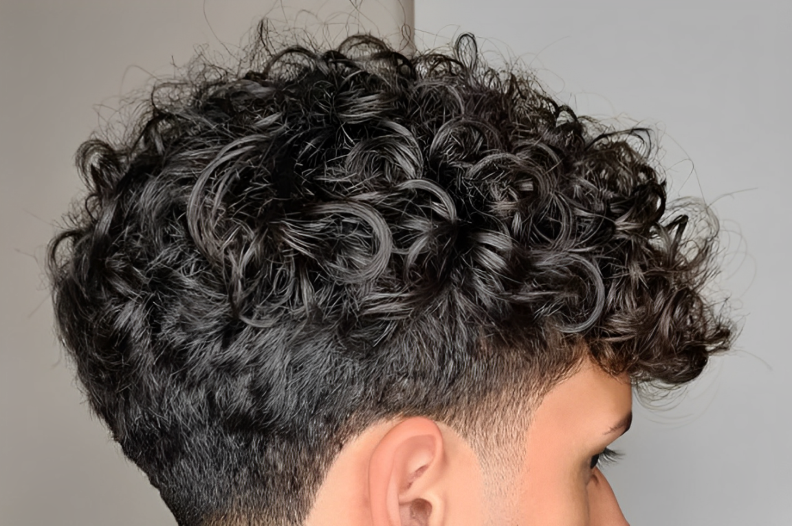 Ilustrasi rambut keriting sehat alami.