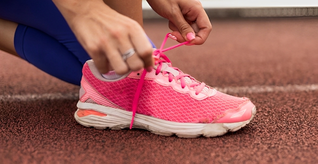 3 rekomendasi sepatu lari wanita terbaik 2024 yang nyaman, stylish, dan ramah lingkungan. Simak info selengkapnya disini Cess!