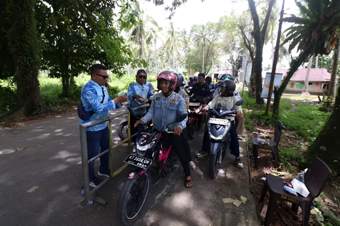 Pengunjung cukup bayar tiket sekaligus parkir saat memasuki Pantai Manggar Balikpapan di loket masuk.