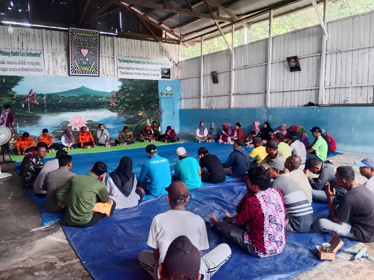 Warga Kelurahan Gersik, Kecamatan Penajam, PPU saat rapat membahas ancaman buaya di kolam air bersih yang biasa digunakan oleh warga untuk kehidupan sehari-hari.