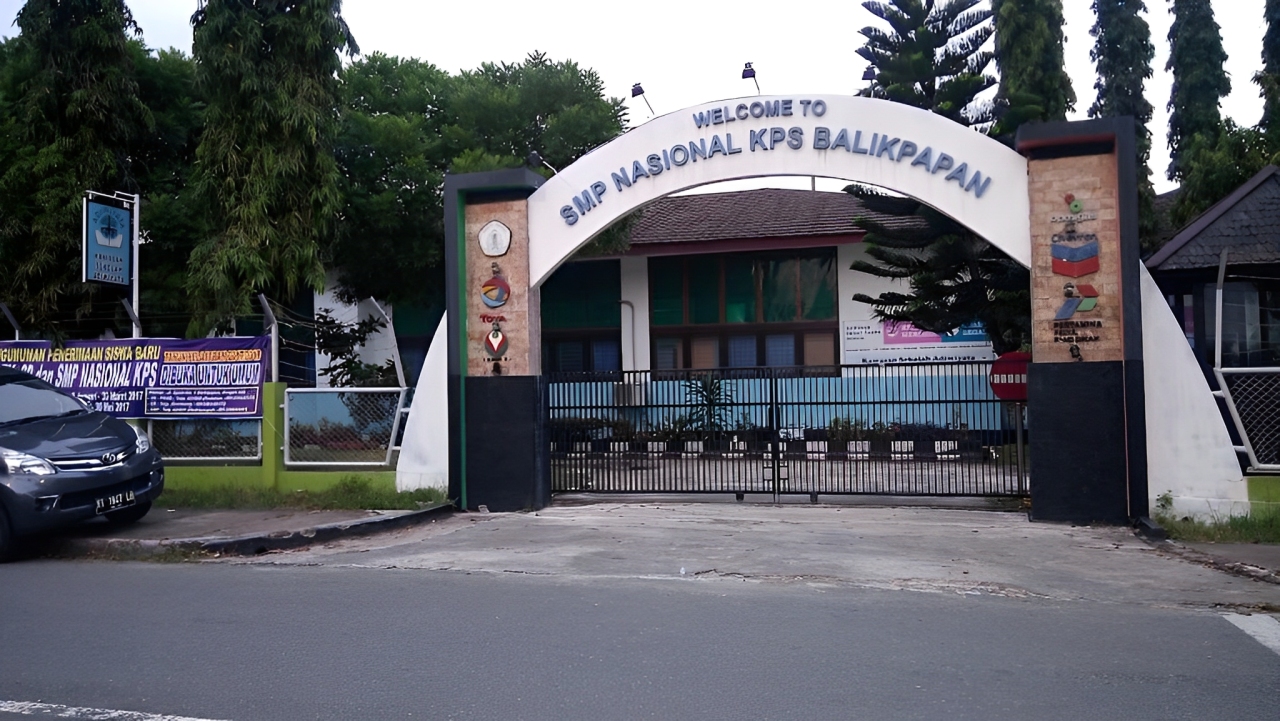 Gerbang sekolah SMP Nasional KPS Balikpapan.