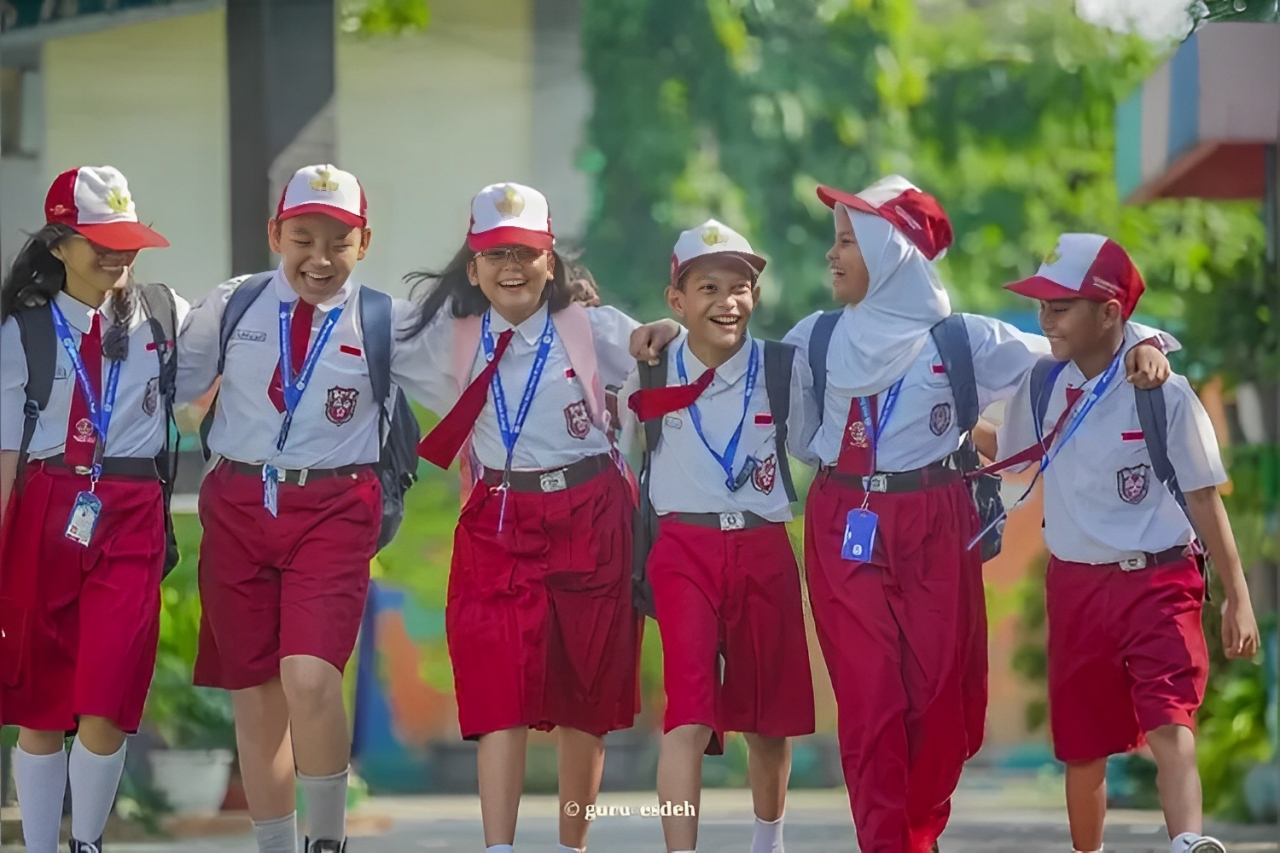 Anak SD yang Mengenakan Seragam Sekolah.