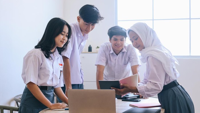 Foto siswa SMK jurusan teknik komputer dan jaringan. Keyword: jurusan SMK paling dicari, hook: Siap Kerja Langsung? Ini Jurusannya!