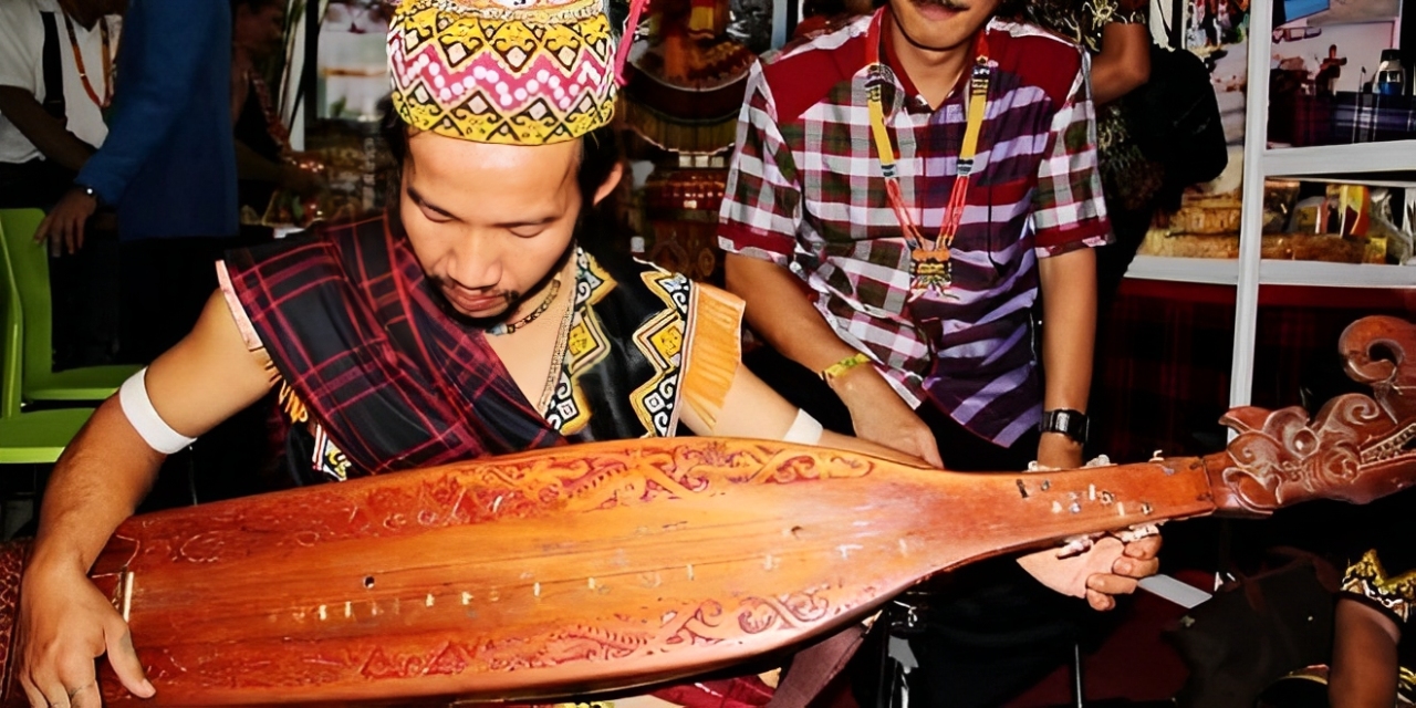 Gambar alat musik tradisional Kalimantan Timur Sape, Uding, dan Kaduri dengan ukiran khas Dayak yang sarat nilai budaya. Yuk cek cerita lengkapnya!