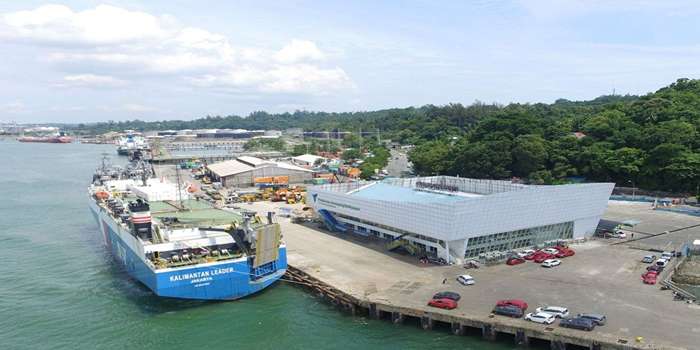 Potret Pelabuhan Balikpapan dengan kapal besar dan aktivitas bongkar muat &ndash; Infrastruktur logistik Kaltim makin keren, yuk intip fasilitasnya!