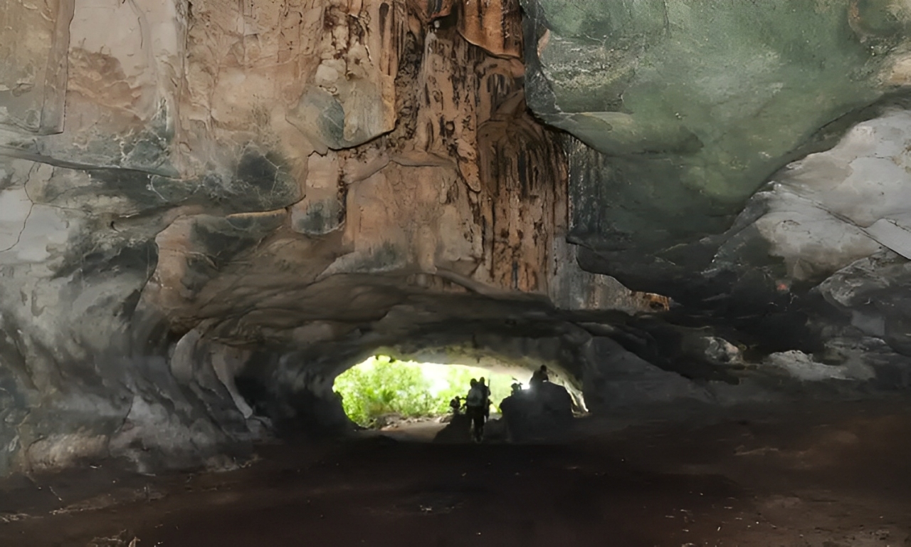 Potret indah Gua Aji Mangku di Pulau Maratua, surga cave tubing Kalimantan Timur. Air jernihnya bikin siapa pun penasaran, Cess!