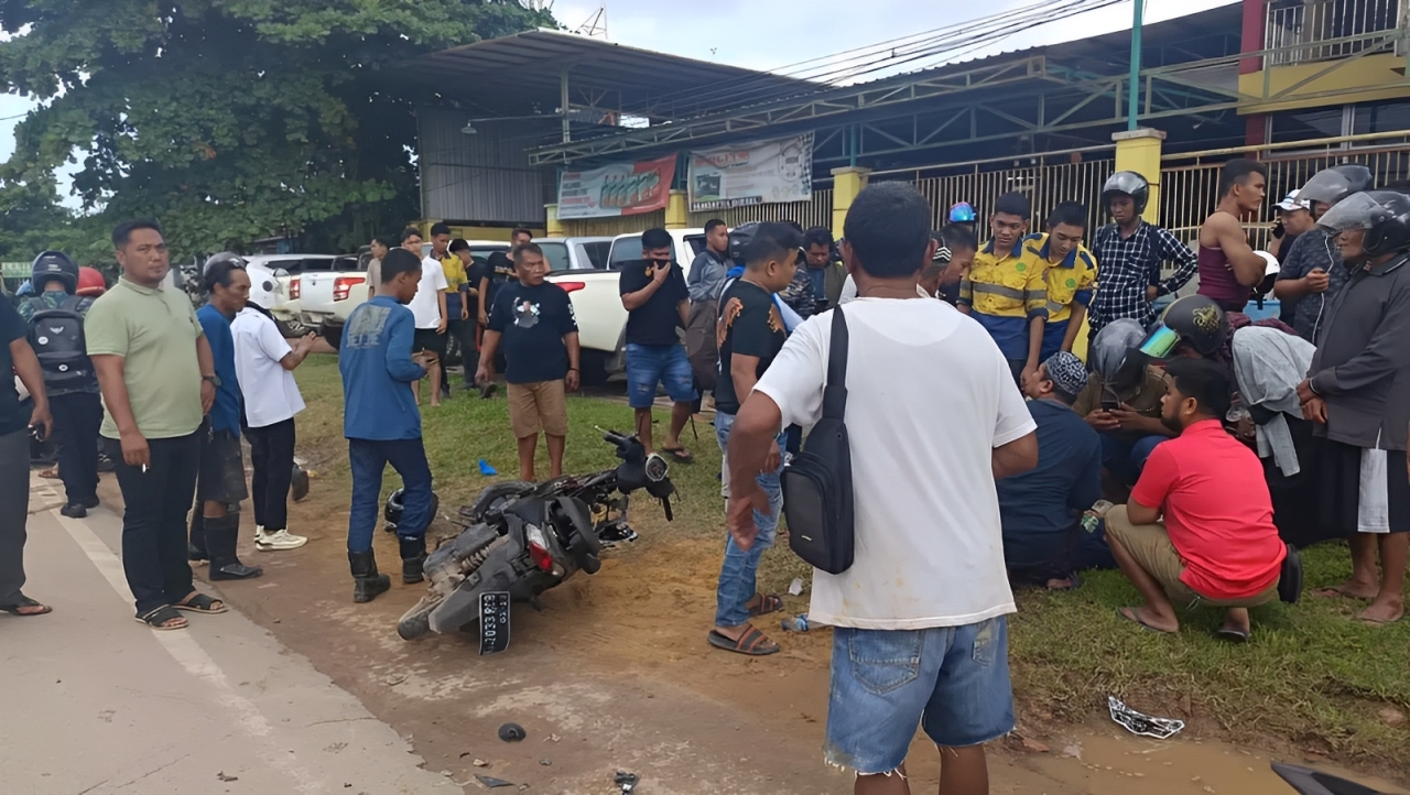 Lokasi kecelakaan di Jalan A Wahab Syahranie, Kutai Timur, menggambarkan kondisi motor rusak berat usai tabrak truk.