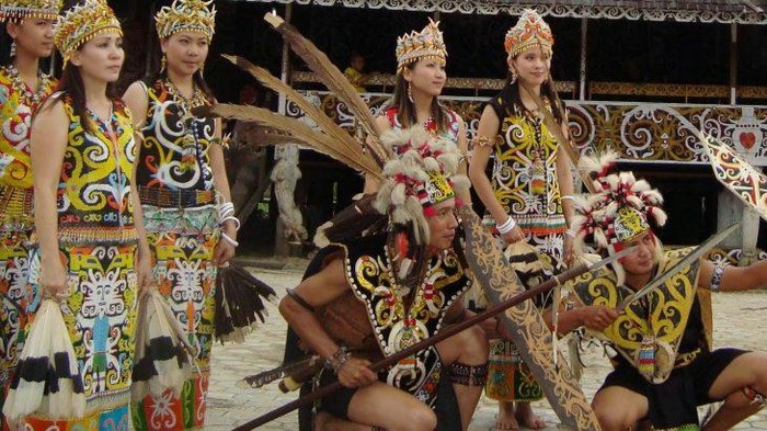 Baju adat Kalimantan Timur Miskat, Takwo, dan Ta&rsquo;a Sapei Sapaq tampil megah di acara adat. Yuk, intip ceritanya Cess!