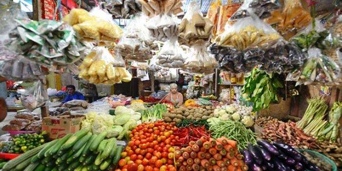 Gambaran aktivitas di pasar tradisional Balikpapan, pusat belanja rakyat dengan nuansa lokal dan cerita unik yang menggugah rasa penasaran.