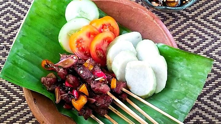 Sate payau daging rusa khas Kalimantan Timur, kuliner langka dengan bumbu kacang yang bikin penasaran. Simak ceritanya di sini!