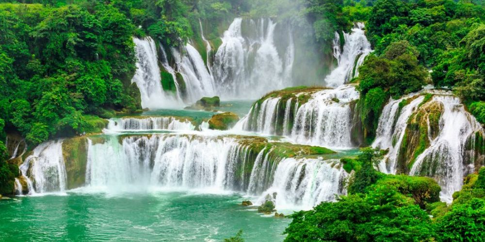 Pemandangan eksotis Air Terjun Mapan, Inar, dan Dora di Kutai Barat yang jadi surga tersembunyi di Kaltim. Cek keindahannya yuk!