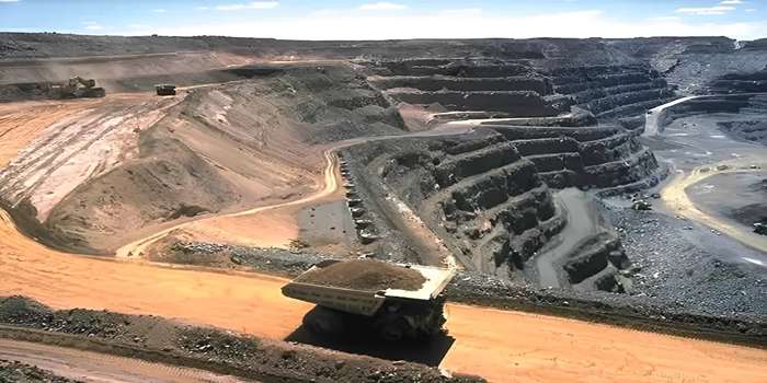 Foto tambang batu bara Kalimantan Timur dengan hamparan alat berat&mdash;lokasi utama penghasil batu bara terbesar Indonesia, jadi sorotan dunia energi.