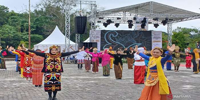 Potret masyarakat Kalimantan Timur dari berbagai suku yang hidup harmonis, bukti keragaman budaya tetap rukun Cess!