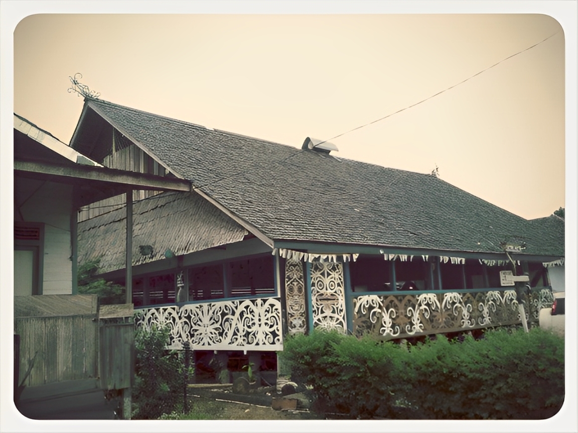 Rumah adat Lamin Kalimantan Timur, rumah panggung suku Dayak yang unik dan penuh nilai filosofis. Intip keunikannya yuk!