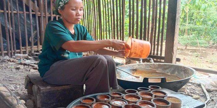 Potret pengrajin gula merah Kalimantan Timur tengah mencetak gula aren dari nira pohon aren. Produk unggulan lokal penuh cita rasa tradisional, yuk cek Cess!