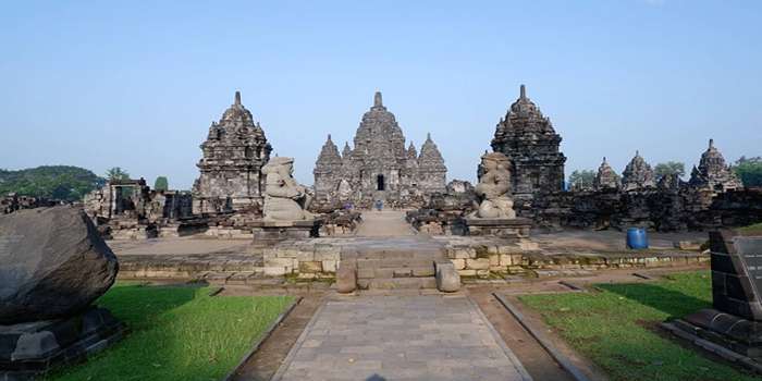 Foto prasasti Yupa Kutai Martadipura&mdash;bukti historis kerajaan Hindu tertua Nusantara&mdash;Bikin penasaran? Check sejarahnya, Cess!