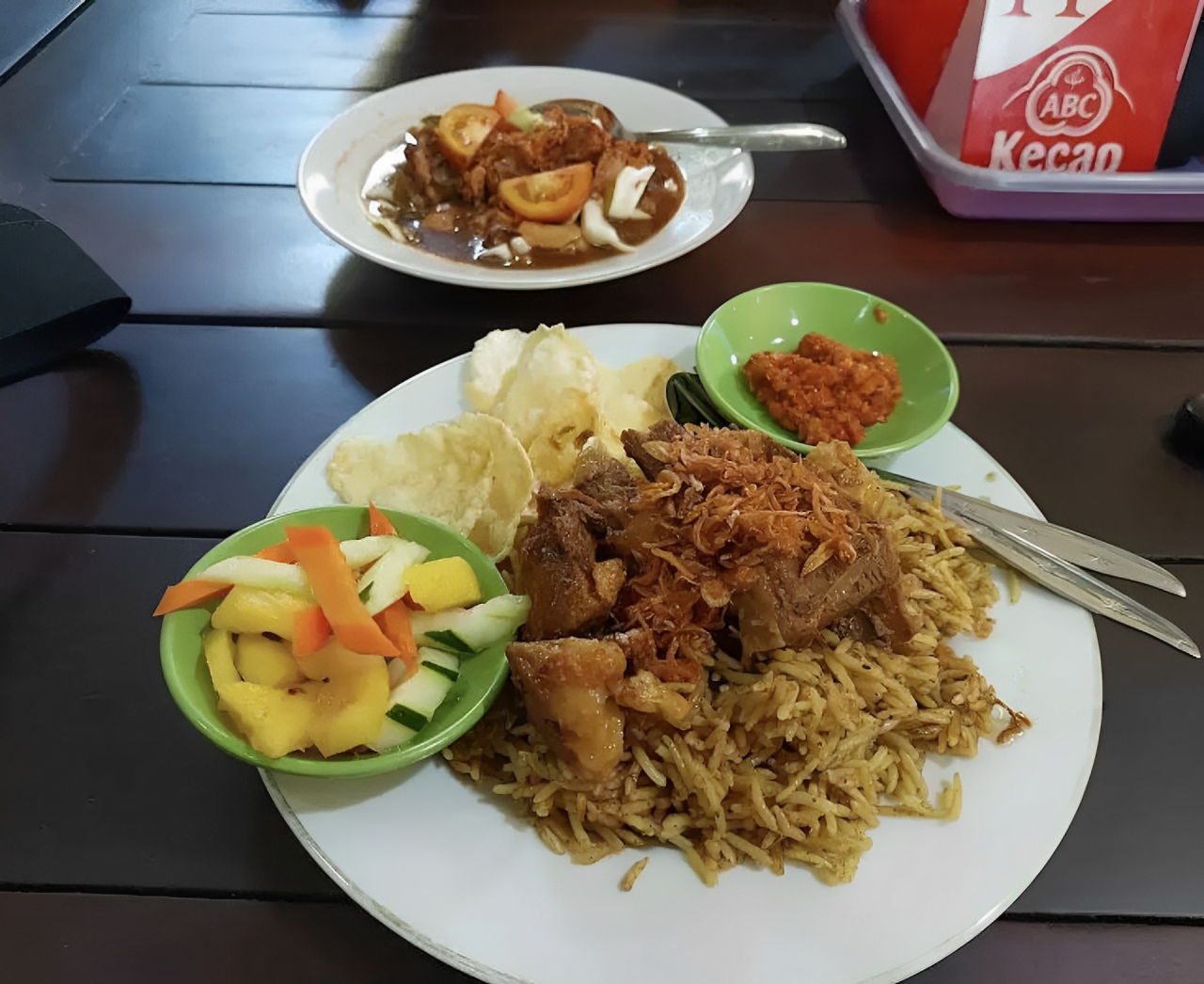 Deretan kuliner legendaris di Balikpapan seperti Kepiting Kenari, Soto Banjar Kuin Abdhu, dan Kopi Mantaw yang masih eksis hingga kini. Cobain yuk Cess!