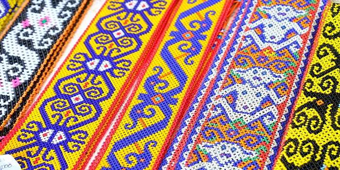 Kerajinan tangan Dayak Kalimantan Timur seperti manik-manik dan tenun doyo mengandung filosofi unik dan nilai budaya yang magis.
