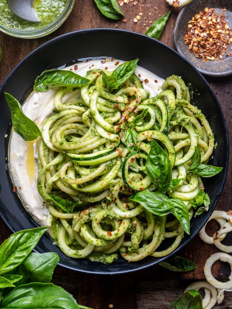 Spaghetti dan fettuccine hidroponik berwarna alami dengan saus pesto basil segar, siap menggoda pencinta pasta sehat premium.