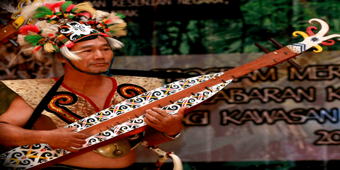 Alat musik tradisional Dayak Kalimantan Timur seperti gong, gendang, dan kecapi punya makna budaya dan kekuatan spiritual yang bikin penasaran!