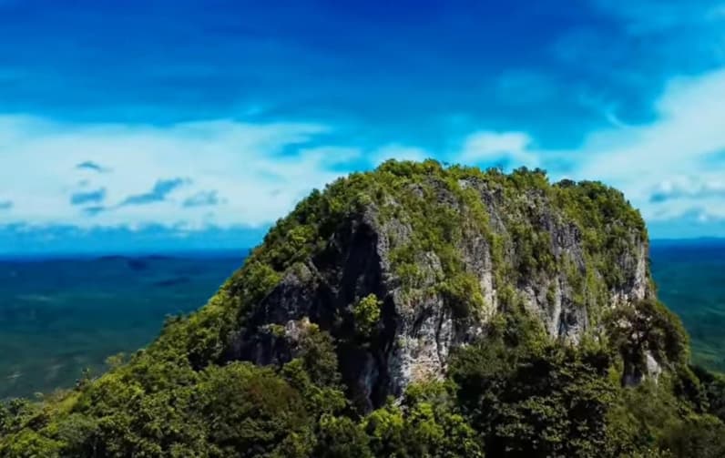 Panorama Gunung Parung, destinasi trekking dan camping favorit di sekitar IKN dengan pemandangan Teluk Balikpapan dari ketinggian.