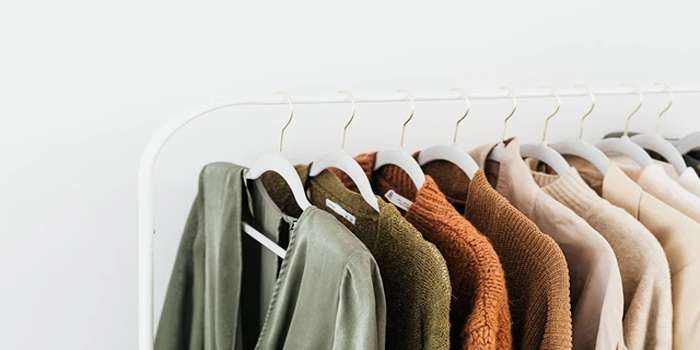 Tren warna fashion 2025 seperti mocha mousse, lavender, dan butter yellow siap mendominasi gaya pakaian yang kalem tapi bikin standout, Cess!