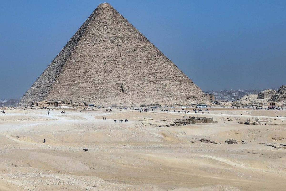 Potret area Piramida Agung Giza yang menyimpan ruang rahasia, lorong tersembunyi, dan misteri batu mahkota hilang yang bikin penasaran.