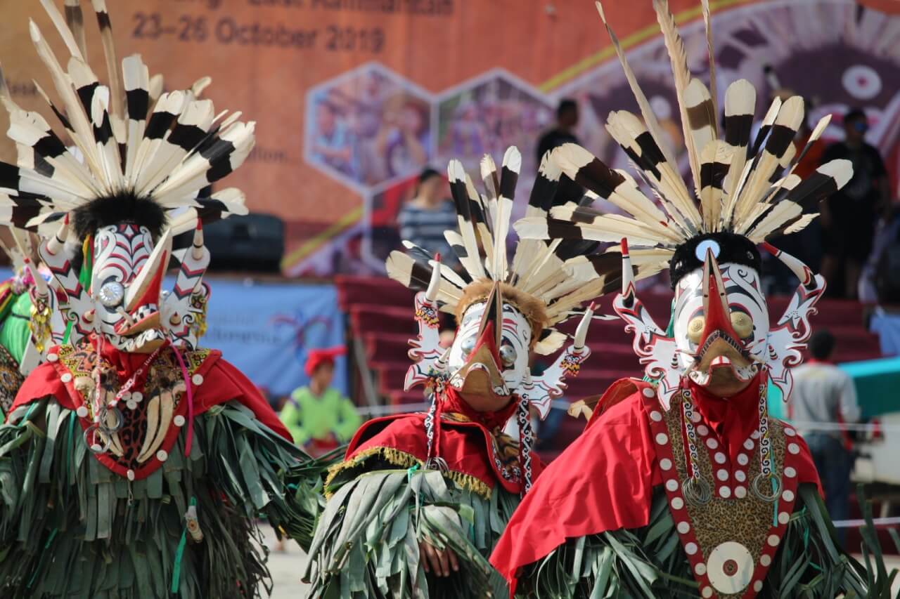 Potret budaya tradisional Kalimantan Timur: ritual Belian, anyaman daun purun, dan alat musik Sampe&mdash;warisan kaya yang mulai terlupakan.