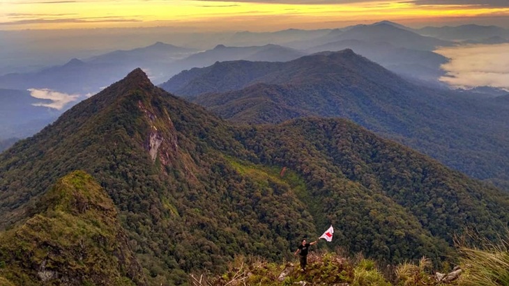 Panorama Gunung Beratus, Lumut, dan Kongkemul di Kalimantan Timur dengan hutan tropis dan keindahan alami yang memikat hati. Yuk cek fakta gunung non-aktif ini Cess!