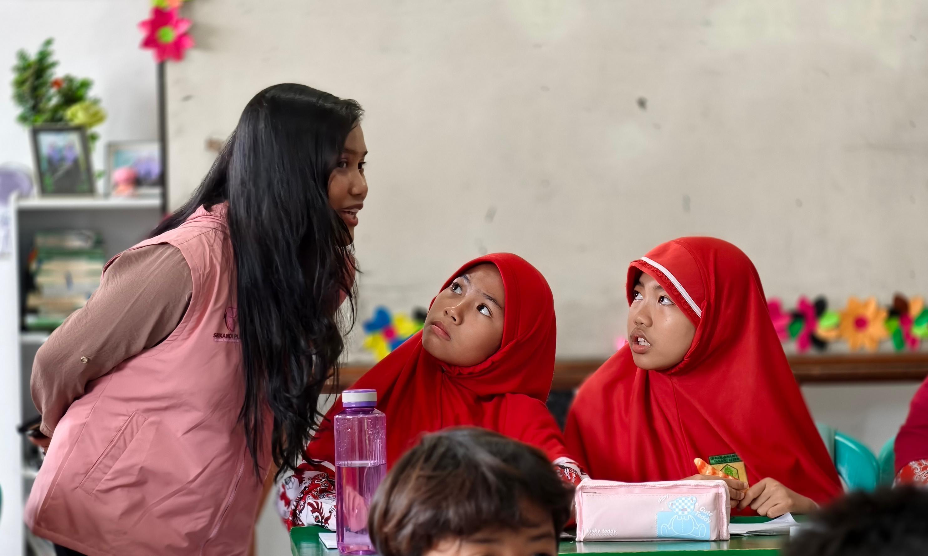 Siswa SD Muhammadiyah Tanjung Redeb tampak antusias mengikuti edukasi PLN tentang bahaya listrik. Edukasi K3 PLN tanamkan kesadaran keselamatan sejak dini.