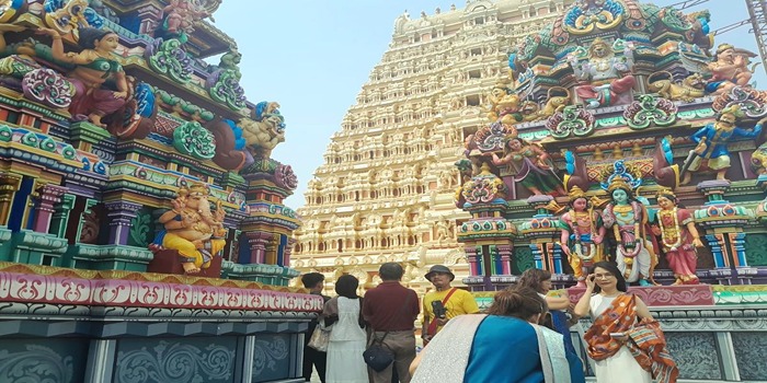 oto kuil Murugan Jakarta dengan latar belakang Gopuram setinggi 40 meter. Keyword: Kuil Murugan Jakarta, wisata religi. Hook: Yuk intip spot budaya gratis yang lagi viral ini, Cess!