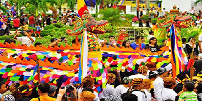 Kemeriahan Festival Erau Kutai Kartanegara, diwarnai dengan tradisi Belimbur dan atraksi budaya internasional. Festival budaya yang wajib kamu tonton!