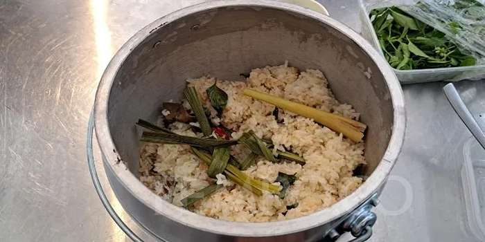 Deskripsi gambar: Sepiring nasi bekepor harum dengan rempah khas Kutai &mdash; bikin auto lapar!