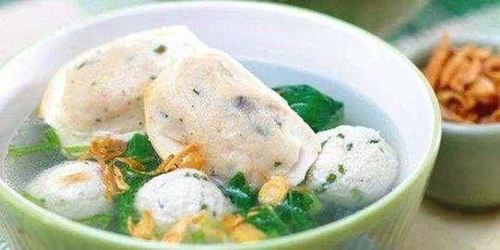 Foto makanan khas Kutai Timur seperti bubur pedas, gence ruan, dan sate payau yang menggugah selera&mdash;kuliner Sangata yang wajib dicoba!