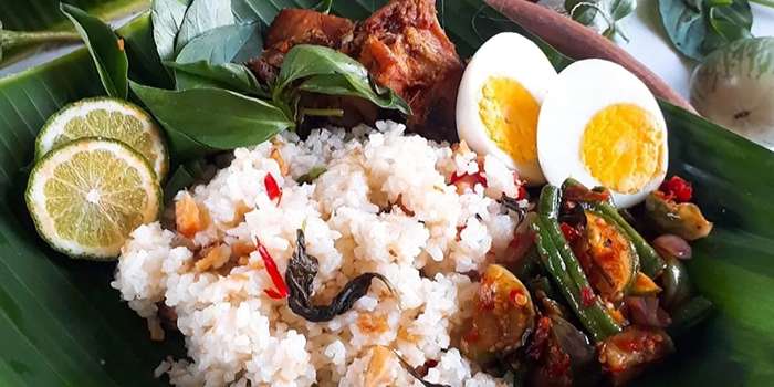 Makanan khas Kutai Barat: Bubur Jagaq yang unik, Bobongko yang cantik, dan Nasi Bakepor yang bersejarah. Wajib banget dicicipin!