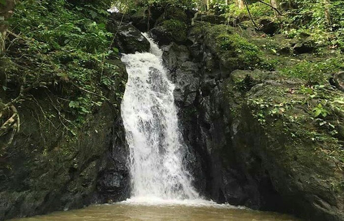 Air Terjun Katak KM 38 Samboja, wisata alam tersembunyi dengan keyword trekking dan nuansa hutan asri yang menantang dan bikin penasaran.