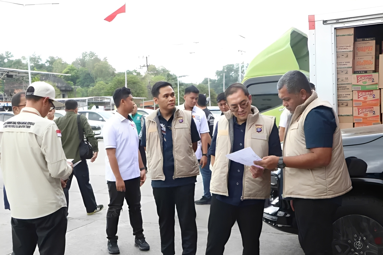 Tim Satgas Pangan Polda Kaltim saat sidak beras premium di Balikpapan untuk pastikan harga dan kualitas sesuai ketentuan. Cek temuan menariknya!