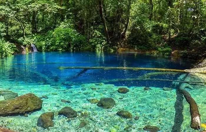 Keindahan Danau Kaco Jambi memancarkan cahaya dari dasar airnya dan dikelilingi alam hijau yang alami dan magis.