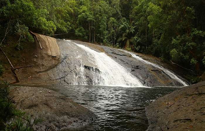 Pemandangan indah Air Terjun Tembalang di Kabupaten Berau, Kalimantan Timur, lengkap dengan kolam alami dan pesona hutan asri yang cocok untuk pencinta alam dan petualang sejati.