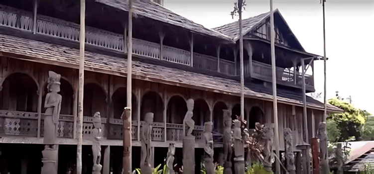 Foto rumah adat Kalimantan Timur &ndash; dari Rumah Lamin yang megah hingga Rumah Paser yang adaptif, semua penuh nilai budaya dan filosofi unik.