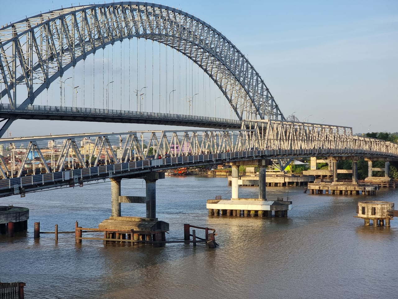 Sungai Mahakam Kalimantan Timur dengan panorama aliran sungai luas, kapal tradisional, dan habitat pesut Mahakam yang memukau&mdash;ikon ekologis dan budaya Kaltim.